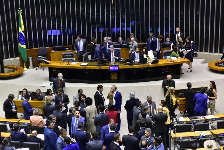 Deputados na sessão do Plenário desta quarta-feira Fonte: Agência Câmara de Notícias